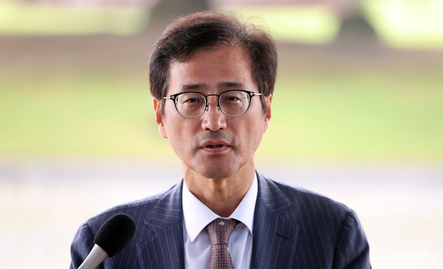 취재진 질문에 답변하는 이태한 선관위 특별검사