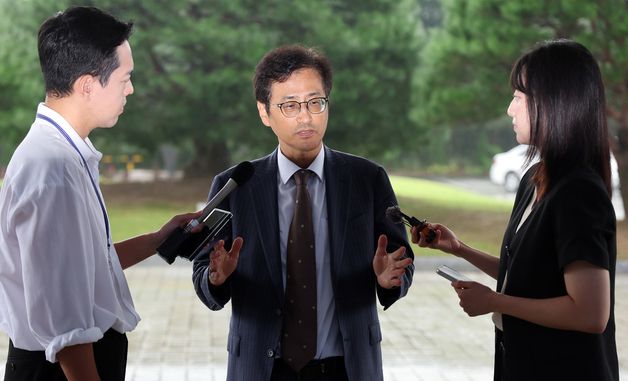 취재진 질문에 답변하는 이태한 선관위 특별검사
