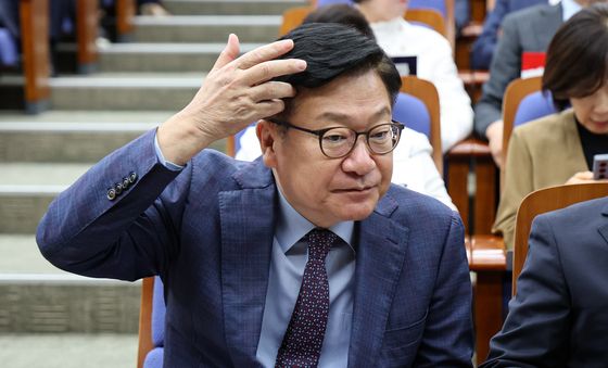 머리 만지는 정점식 원내대표