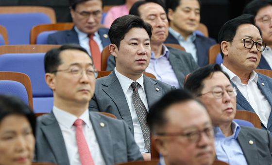 의원총회 참석한 진종오 의원