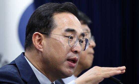 취재진 질문에 답하는 박홍근 장관