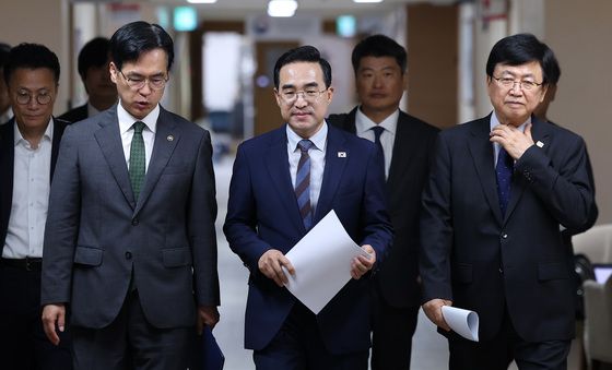 재정운용전략협의회 합동 브리핑 참석하는 박홍근·최교진