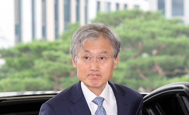 굳은 표정으로 출근하는 조희대 대법원장