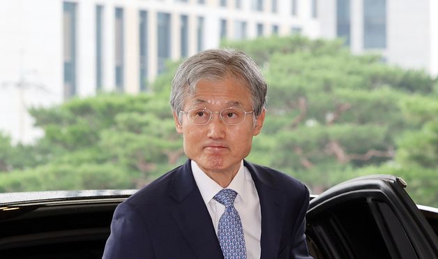 굳은 표정으로 출근하는 조희대 대법원장