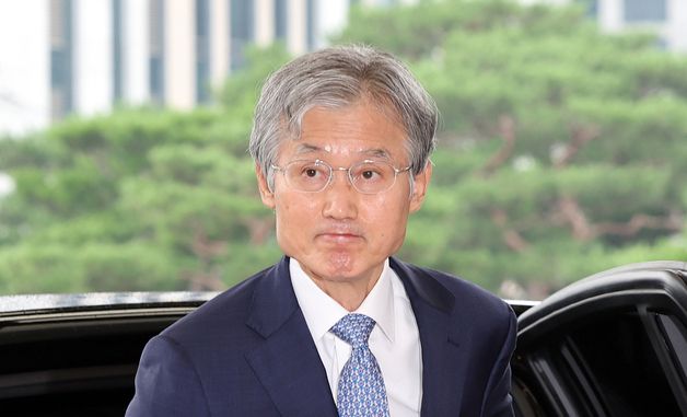 굳은 표정으로 출근하는 조희대 대법원장