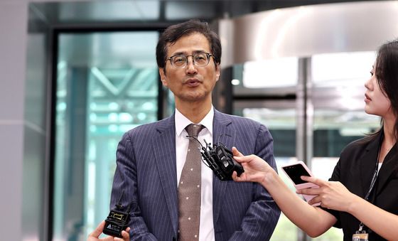 취재진 질문에 답하는 이태한 특검