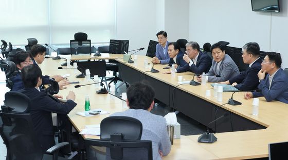 주택시장 안정화 방안 논의하는 민주당