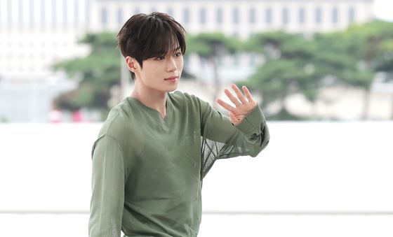 출국 인사하는 준서