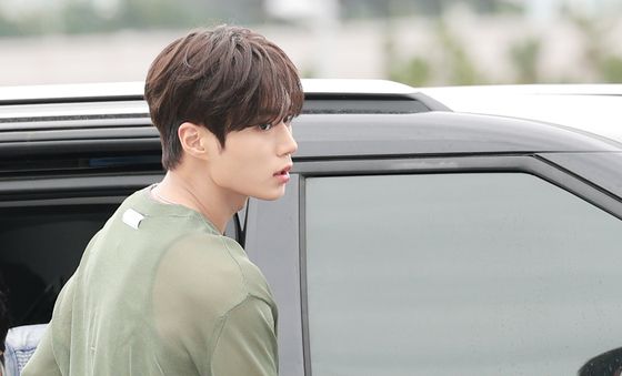 준서, 공항 포착