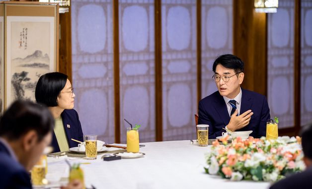 박용진 부위원장 발언 듣는 한성숙 총리