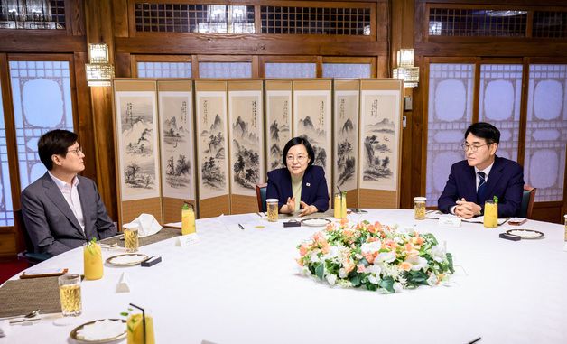 한성숙 국무총리, 규제합리화위원회 기획조정특별분과 오찬 간담회 주재