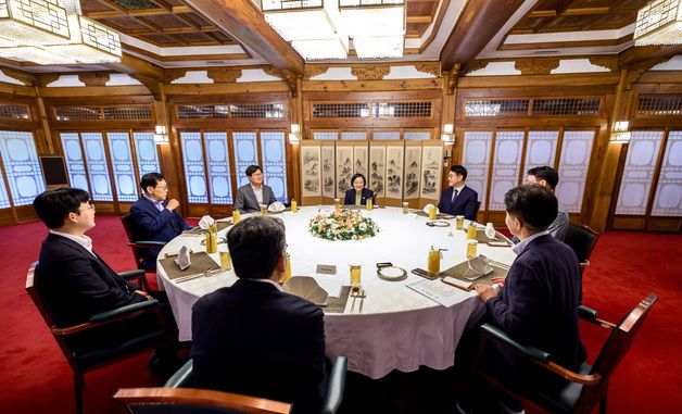 한성숙 국무총리, 규제합리화위원회 기획조정특별분과 오찬 간담회 주재