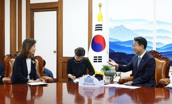대화 나누는 조정식 의장·스틸 주한미국대사