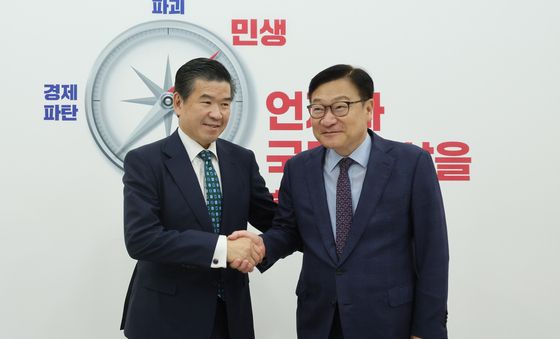 암참 회장과 악수 나누는 정점식 원내대표
