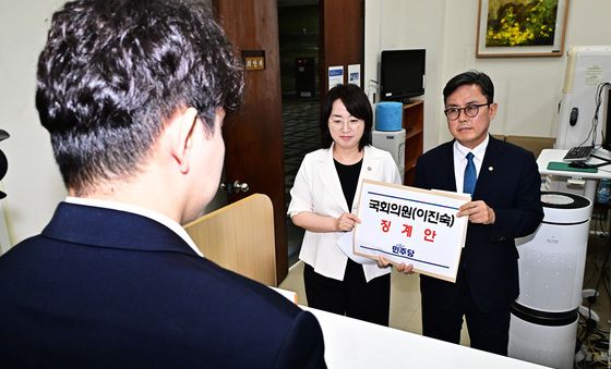 이진숙 징계안 제출하는 더불어민주당