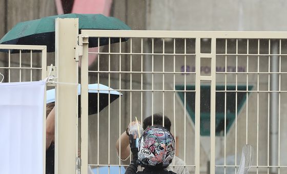 입구 닫아두고, 음료는 '문틈 사이로'
