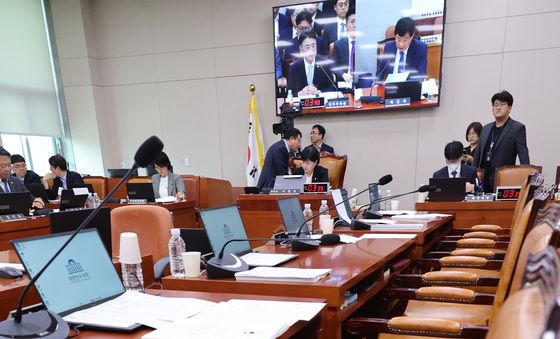 국민의힘 퇴장 속 진행되는 법사위
