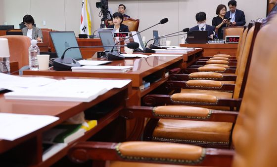 조희대 증인 출석 의결에 퇴장한 국민의힘