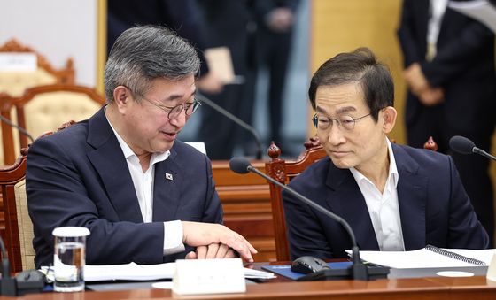 대화하는 윤호중 장관·김호철 감사원장