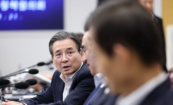 대화하는 김용범 정책실장