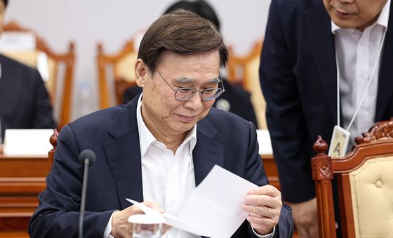 자료 살펴보는 이종석 국정원장