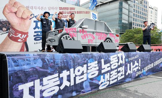 퍼포먼스 하는 금속노조 조합원들
