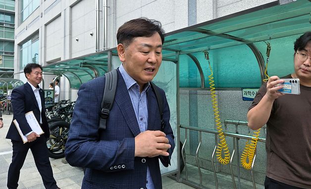 소환 조사 마치고 나온 김관영 전 전북지사