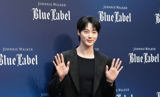 변우석, 한남동 뜬 문짝남친