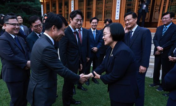 한성숙 총리, 구청장들과 주택공급 방안 논의