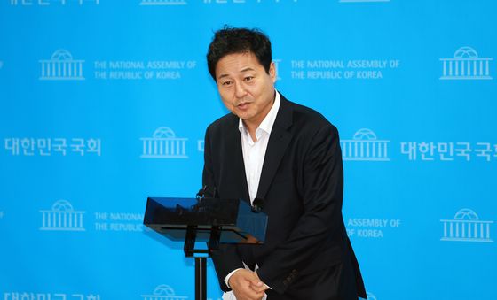 기자들에게 인사하는 김영배 시당위원장