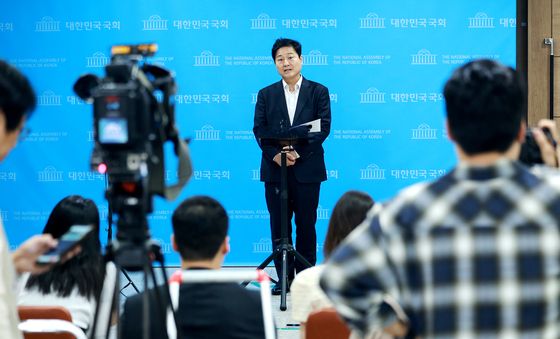 기자들 앞에서 오찬 내용 브리핑하는 김영배 시당위원장