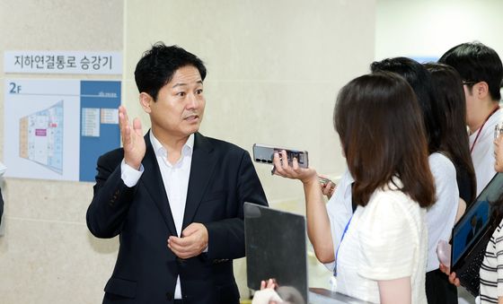 기자들 질문에 답하는 김영배 시당위원장