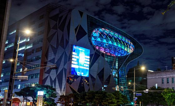 10분 소등행사 '불꺼진 서울시청'