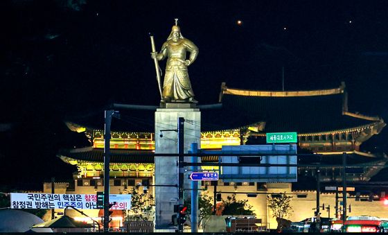 불꺼진 이순신 장군 동상과 경복궁