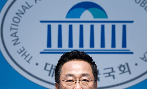 조희대 대법원장 규탄 브리핑하는 박성준 더불어민주당 수석대변인