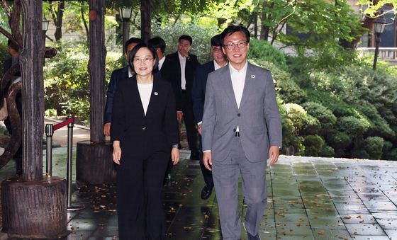 보조 맞추는 한성숙 총리와 김민석 대표