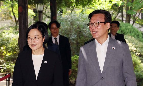 나란히 입장하는 한성숙 총리와 김민석 대표