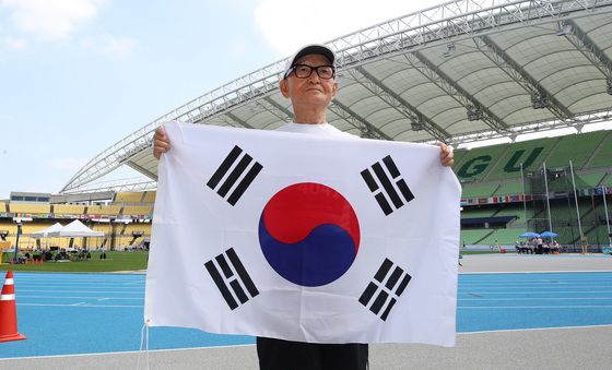 태극기 든 국내 최고령 참가자 김명락 씨