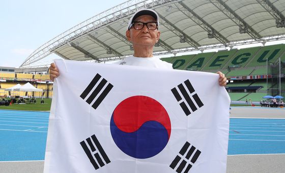 태극기 든 국내 최고령 참가자 김명락 씨