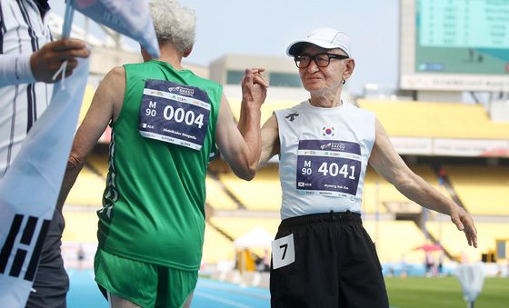 '대구세계마스터즈육상' 외국인 선수와 축하