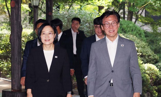 나란히 입장하는 한성숙 총리와 김민석 대표
