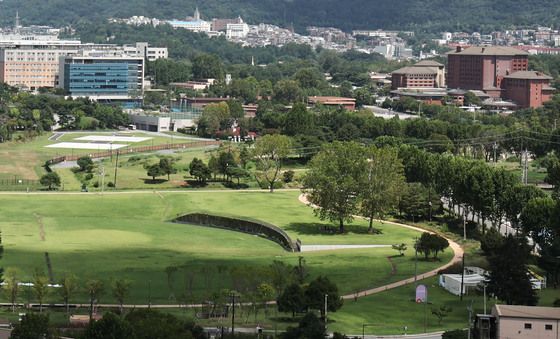 용산공원 활용 놓고 공방 여전