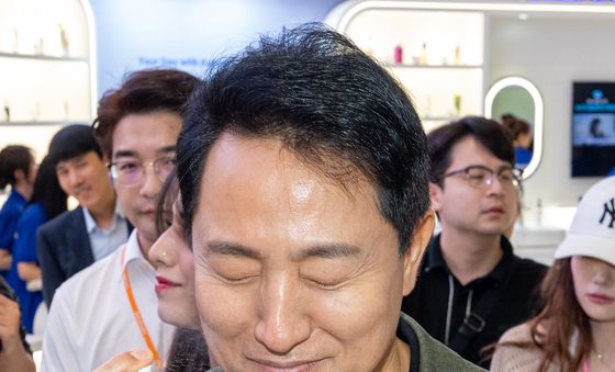 미스트 뿌려보는 오세훈 시장