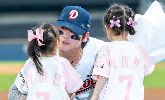 딸들 축하받는 박찬호