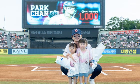 '1000안타' 박찬호, 딸들과 함께