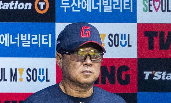 경기 지켜보는 김태형 감독