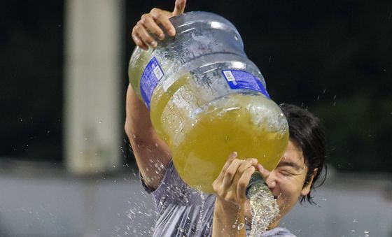 이영하에게 물세례 붓는 곽빈