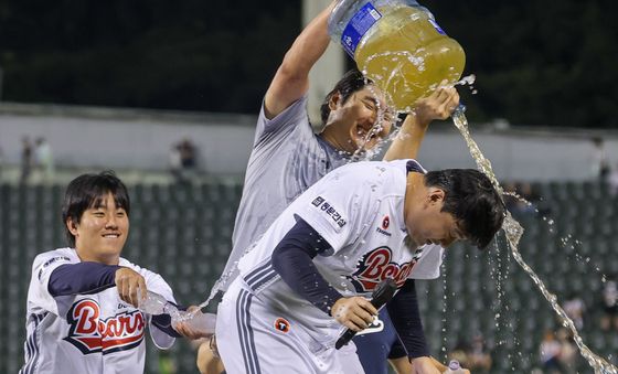 축하 물세례 맞는 이영하