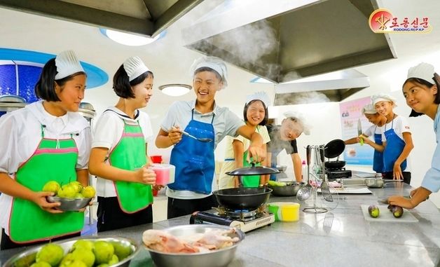 北 "룡악산에 울려퍼지는 웃음소리·노랫소리"