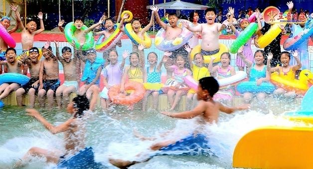 무더위 식히는 北 강계시 물놀이장